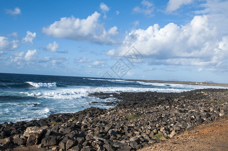 海洋放松热带浪观测到的岩石海滩图片