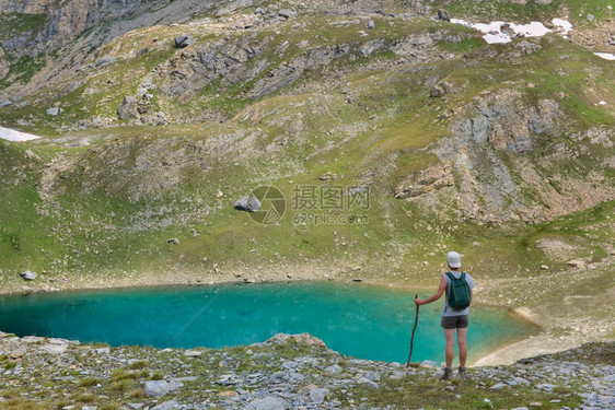 高山湖边徒步的人图片