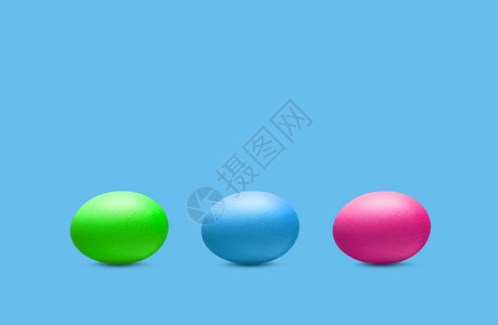 单身的在白背景上孤立的单一蓝色蛋有剪切路径白背景上的单一蓝色彩蛋有白背景的鸡图片