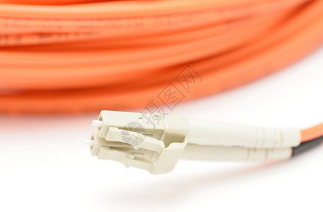 沟通一种修补白色背景光纤电缆和LC连接器的闭合图片
