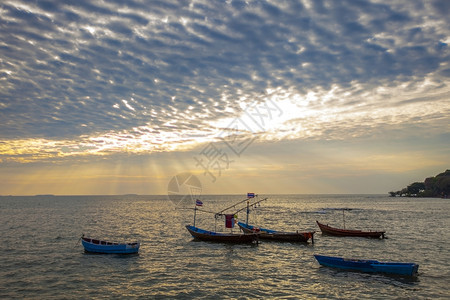 漂浮的公海上国内渔业船和云光太阳天空的戏剧漂浮港口图片