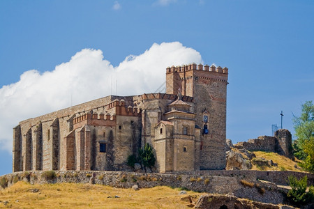 提升Aracenarsquos市的城堡位于同名的山脉CastillofortalezadeAracenaCastle阿拉塞纳堡垒图片