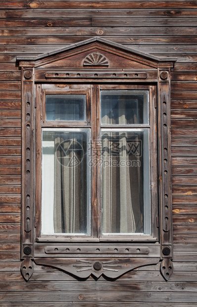 玻璃平台带关闭旧木制房屋的窗户住宅图片