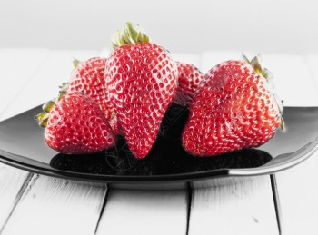 黑板白背景水平图像上的草莓以黑板横向图像浆果成熟盘子图片