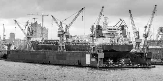 埃尔菲位于汉堡修理码头的船背景中含精药天际线轮廓图片