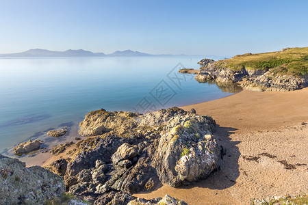 Llanddwyn岛的火山岩和海滩Anglesey威尔士Llyn半岛为背景蓝色的海伦欧洲图片