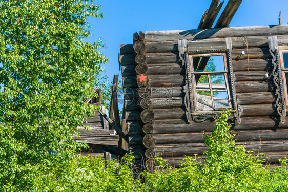 科斯特罗马森林家俄斯Kostroma地区的Pavlovo被废弃和腐烂的村庄图片