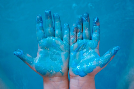 标签生物学在儿童身上涂蓝漆手水图片