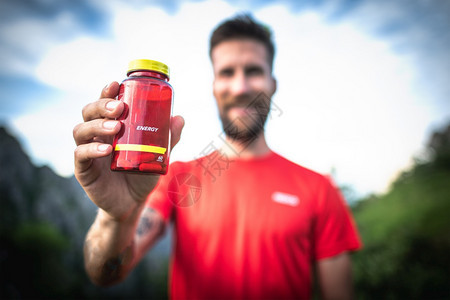 酸体育运动员手中的瓶装能源胶囊获胜补充剂图片