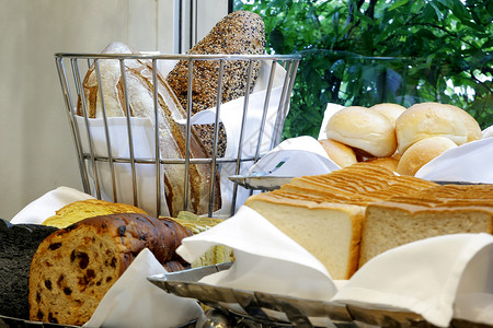 早餐自助线上许多种类的面包自制餐厅图片