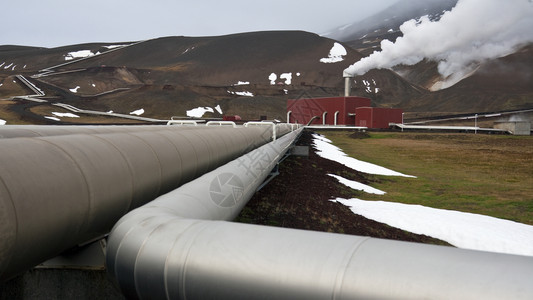 旅行千瓦时冰岛的克拉夫地热发电站位于克拉夫火山附近和密瓦顿湖边它是拥有3眼井的最大电站每年能够生产50千兆瓦的电力它是拥有3个井图片