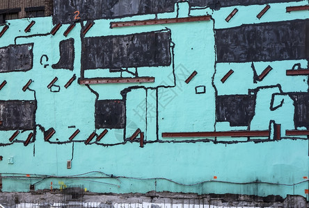 新的大括号黑色Teal油漆图示作为建筑工地一部分的墙上附着金属束区域图片