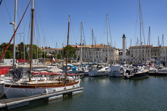 法语欧洲国PoitouCharentes地区海岸LaRochelle的Vieux港口和灯塔城市景观图片