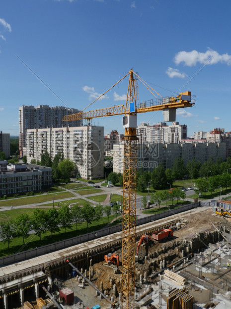 工人从上至城市视图的建筑工地上高塔起重机工程行业图片