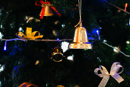 圣诞树装饰的金铃图片