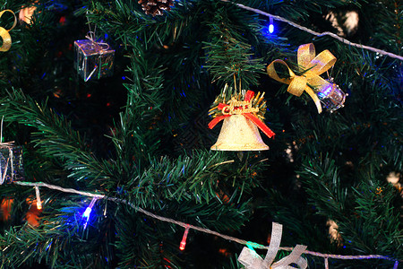 圣诞树装饰的金铃铛背景图片