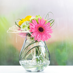花瓶中美丽的花朵图片