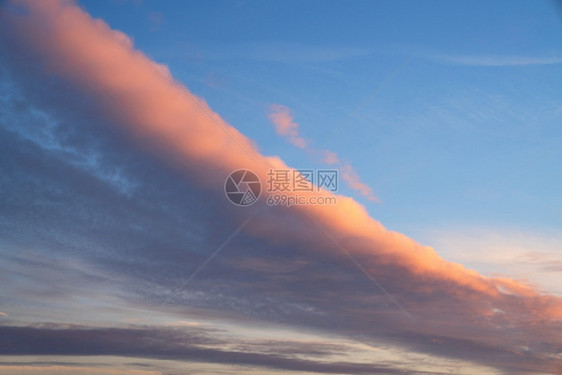 蓝色的清晨天空有糊色云彩粉户外图片