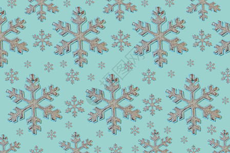 装饰品纸在蓝色背景图案上重复的雪花季节图片