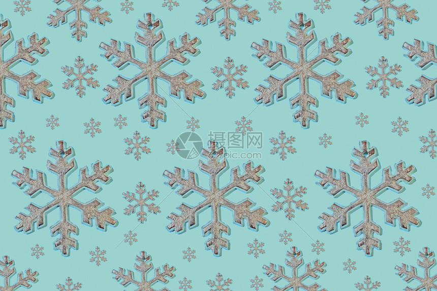 装饰品纸在蓝色背景图案上重复的雪花季节图片