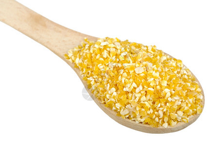 健康食物木勺上的玉米在白色背景上被孤立吃图片
