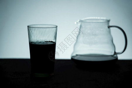 热的黑色喝咖啡一玻璃黑和桌面服务器的Silhouette图像图片