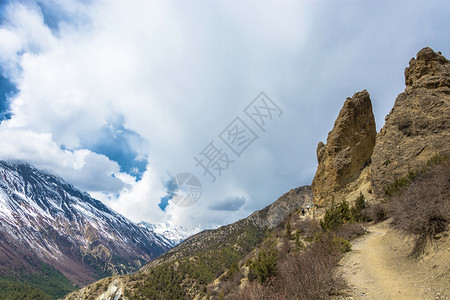 山间蜿蜒的山路图片