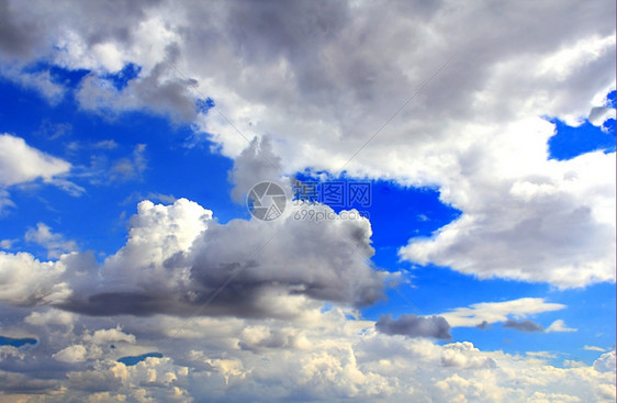 自然柔软的蓬松美丽图片与大海和多云的天空图片