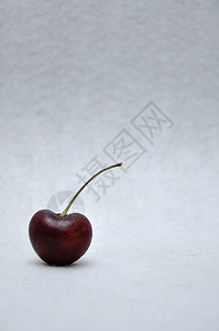 自然可口农业白色背景的单一红樱桃图片