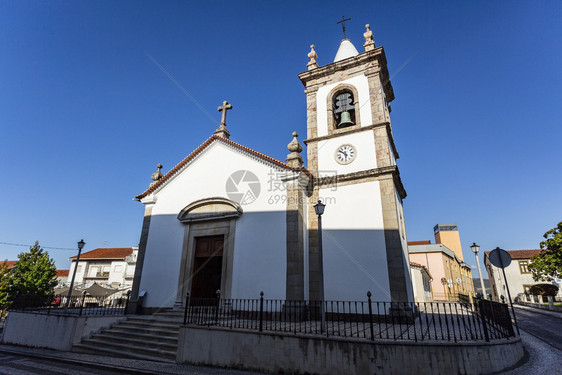 18世纪以巴罗克风格出现的圣安德鲁教区堂面纱位于葡萄牙科英布拉省VilaNovadePoiares历史中心钟楼正面图片