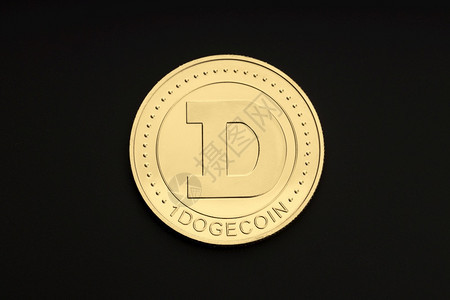 投资者商业在黑色背景加密后端视图中孤立的Dogecoin硬币货图片