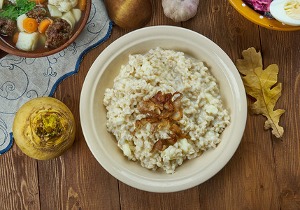 盘子锅传统的Mulgipuder与大麦和马铃薯爱沙尼亚烹饪传统菜类顶层风景图片
