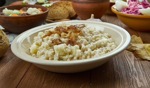 新鲜的蔬菜Mulgipuder与大麦和马铃薯爱沙尼亚烹饪传统菜类顶层风景准备好的图片