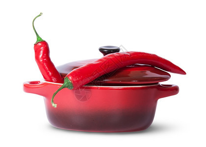 新鲜的两片红辣椒在酱盆里面盖是白底孤立的花园农民图片