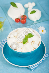 布法拉意大利新鲜奶制品如莫扎里拉瑞冰塔和樱桃西红柿盘子新鲜的图片