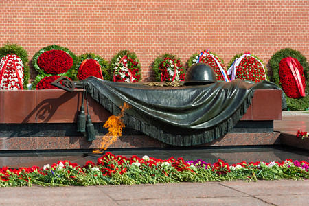 俄罗斯莫科亚历山大花园克里姆林宫墙附近俄罗斯莫科亚历山大花园不明士兵遗迹墓碑仪式正方形红色的图片