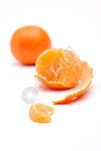 剥白色背景上的半五面形橘子斯克莱兹涅夫柑橘图片