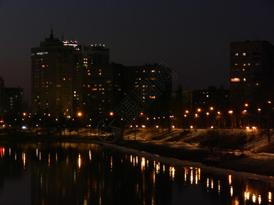 场景路夜晚在光中照亮城市的灯光图片