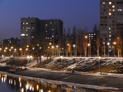 在夜光中照亮城市的灯光运动路旅行图片