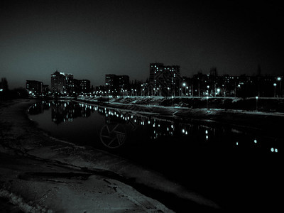 在夜光中照亮城市的灯光街道晚上交通图片