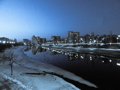 散景晚上街道在夜光中照亮城市的灯光图片