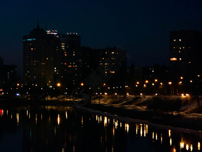 蓝色的在夜光中照亮城市的灯光运输旅行图片