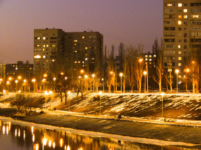 运输交通在夜光中照亮城市的灯光抽象图片