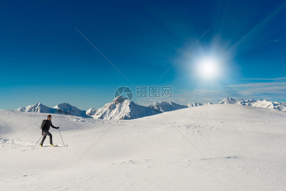 雪山登山的年轻人图片