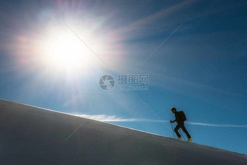 雪山登山的年轻人图片