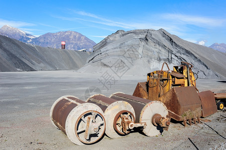 各种工业具金属铸造的山色和阿尔卑斯脉的背景意大利铁气缸图片