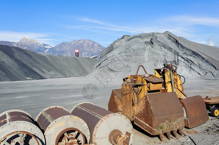 挖掘意大利各种样的工业具金属铸造的山色和阿尔卑斯脉的背景图片
