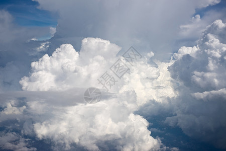 积雨云白色飞空中观视高的蓬松图片