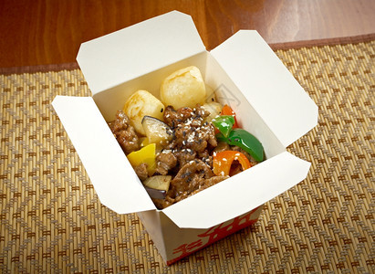 牛肉亚洲人甜菜切片和马铃薯中餐具盒外卖素食主义者图片