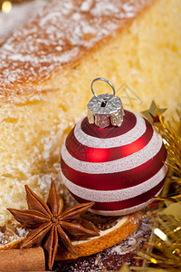 甜的典型意大利式潘多罗蛋糕和圣诞红装饰舞会金子十二月图片